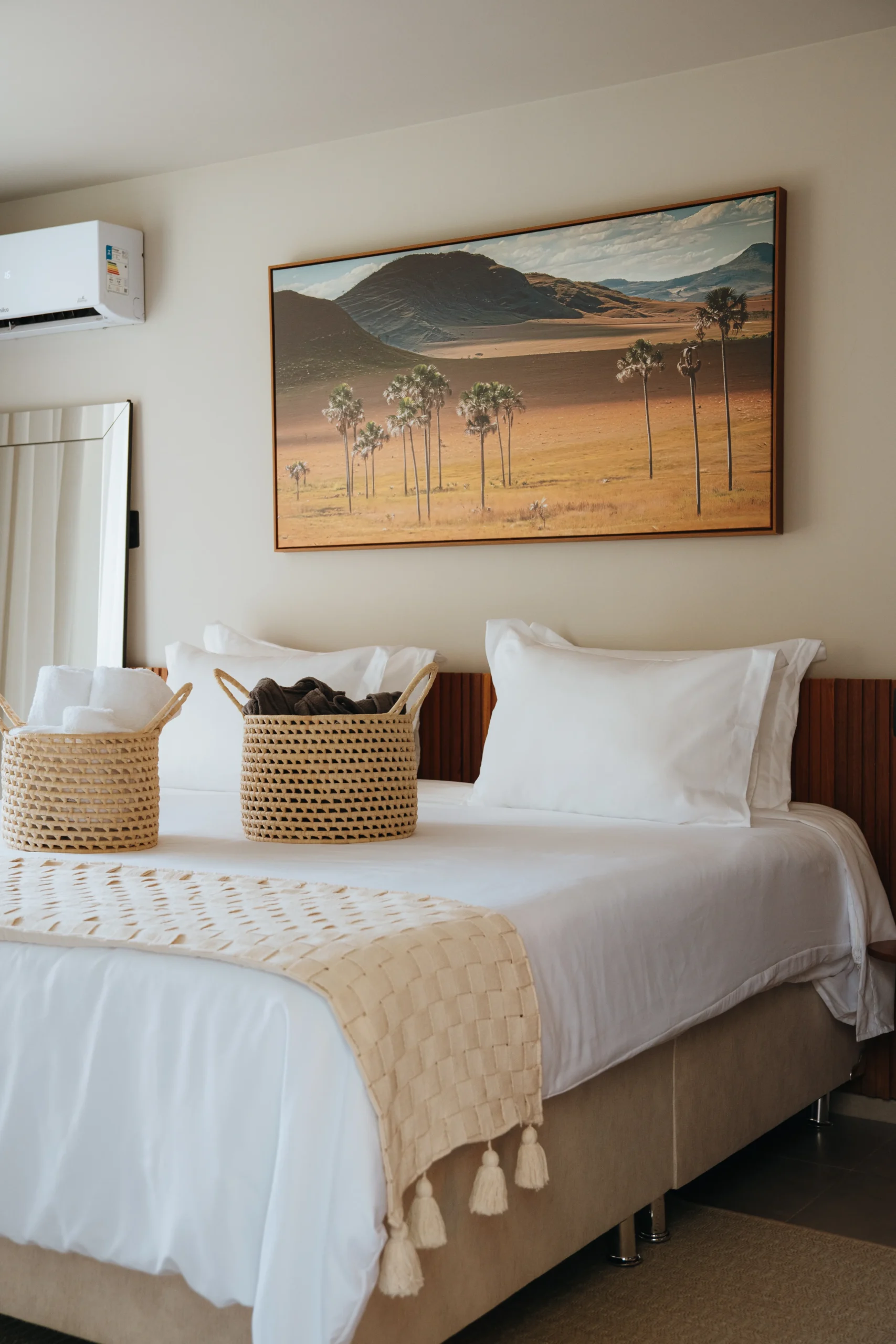 Cama king size com enxoval de luxo, cestas de boas-vindas e decoração inspirada no cerrado