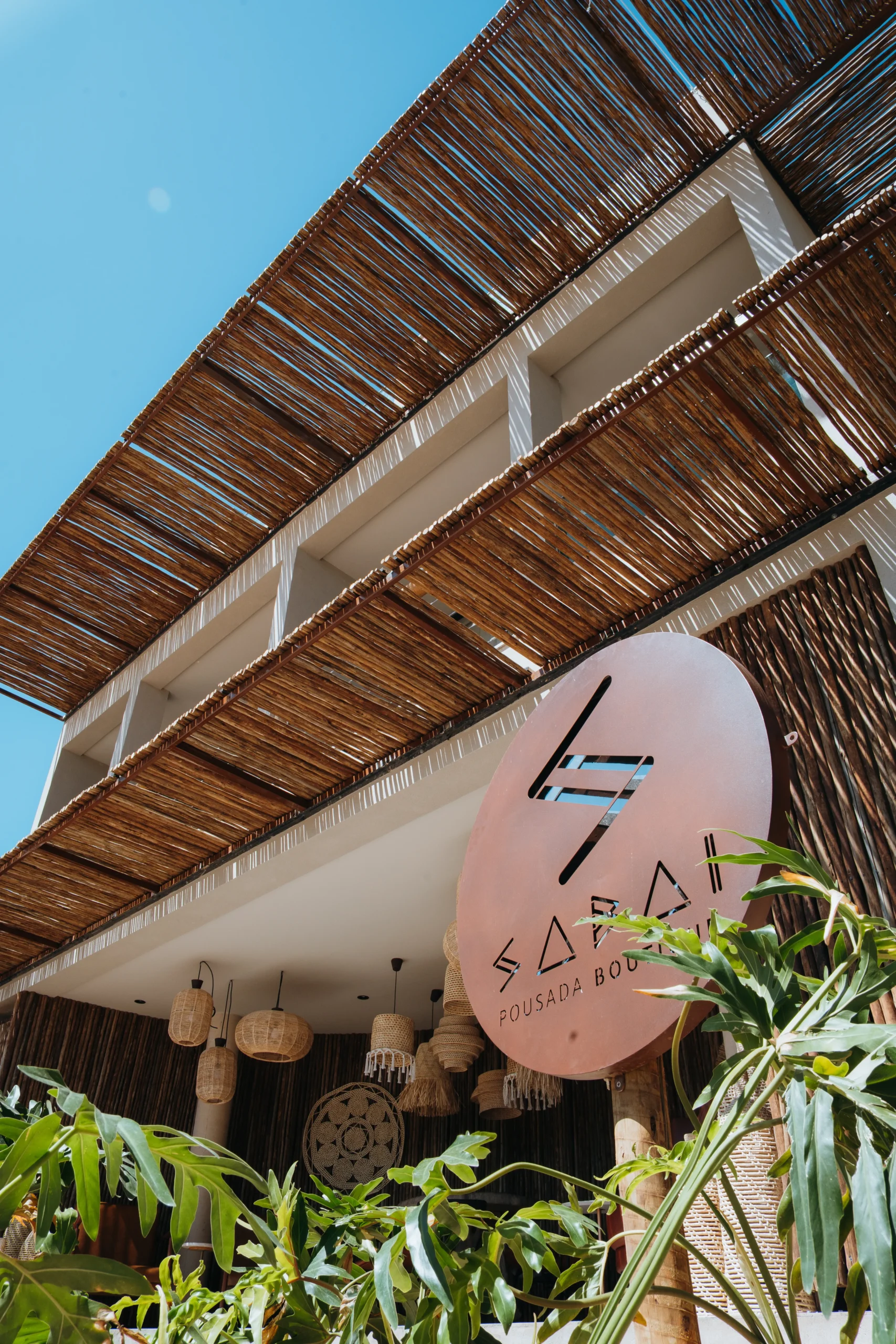 Vista imponente da pousada com logo Sabai em destaque