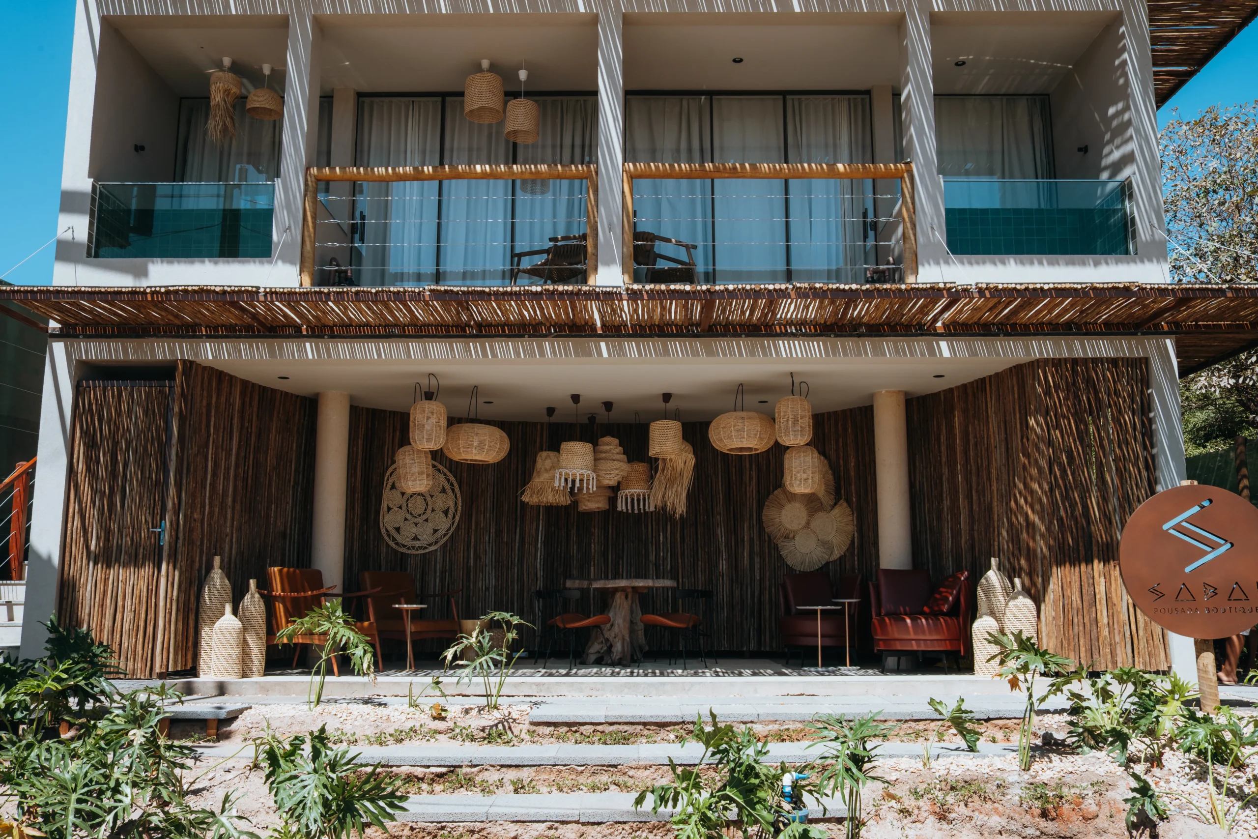 Fachada da pousada, em frente ao Parque do Preguiça, com arquitetura que se conecta ao cerrado
