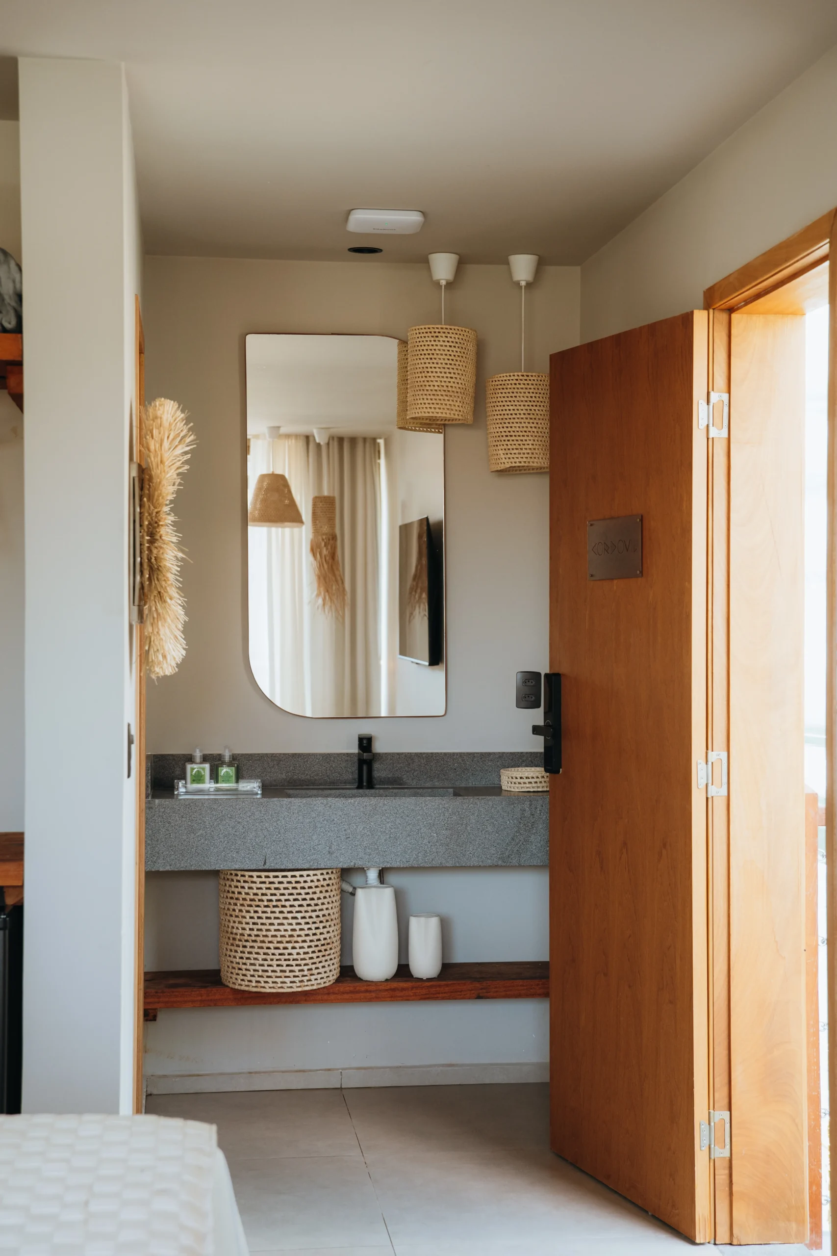 Corredor interno da suíte com decoração tailandesa e iluminação suave na Sabai Pousada