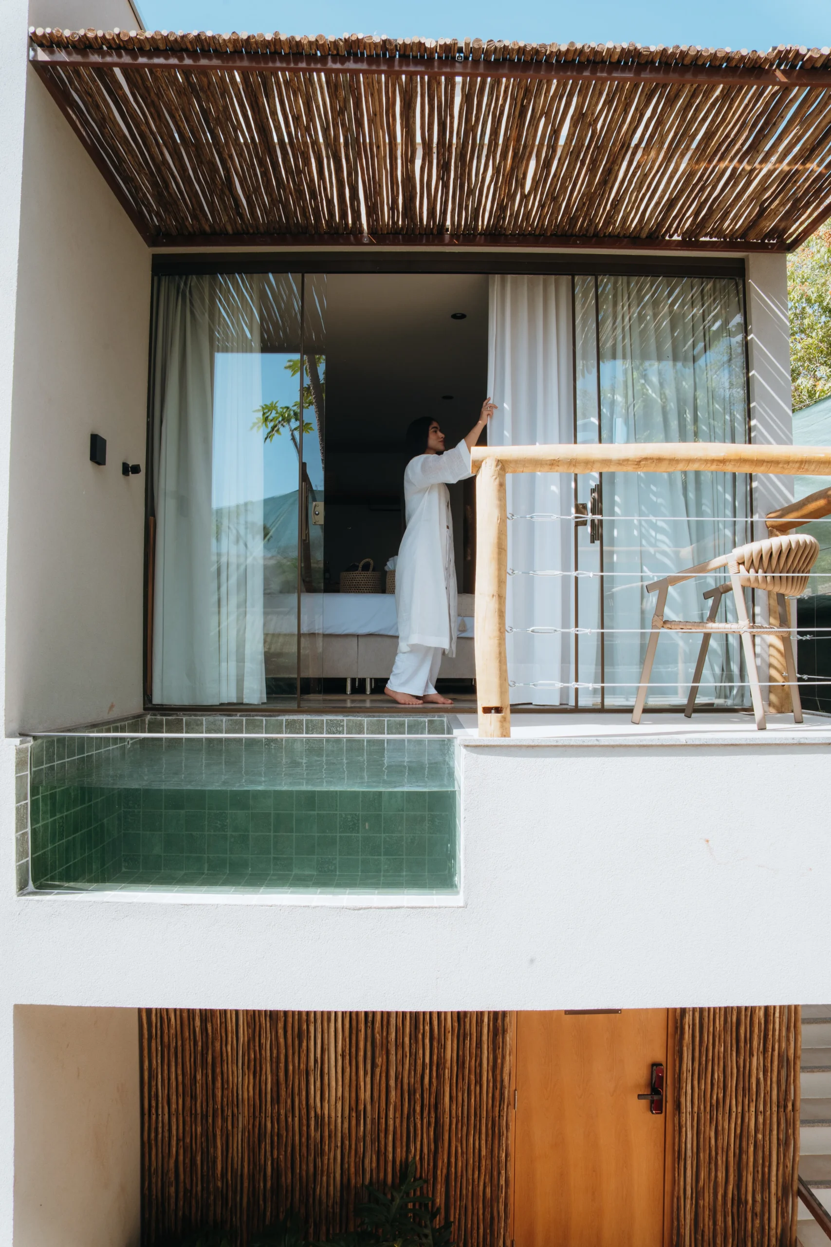 Varanda com piscina privativa e vista para o cerrado