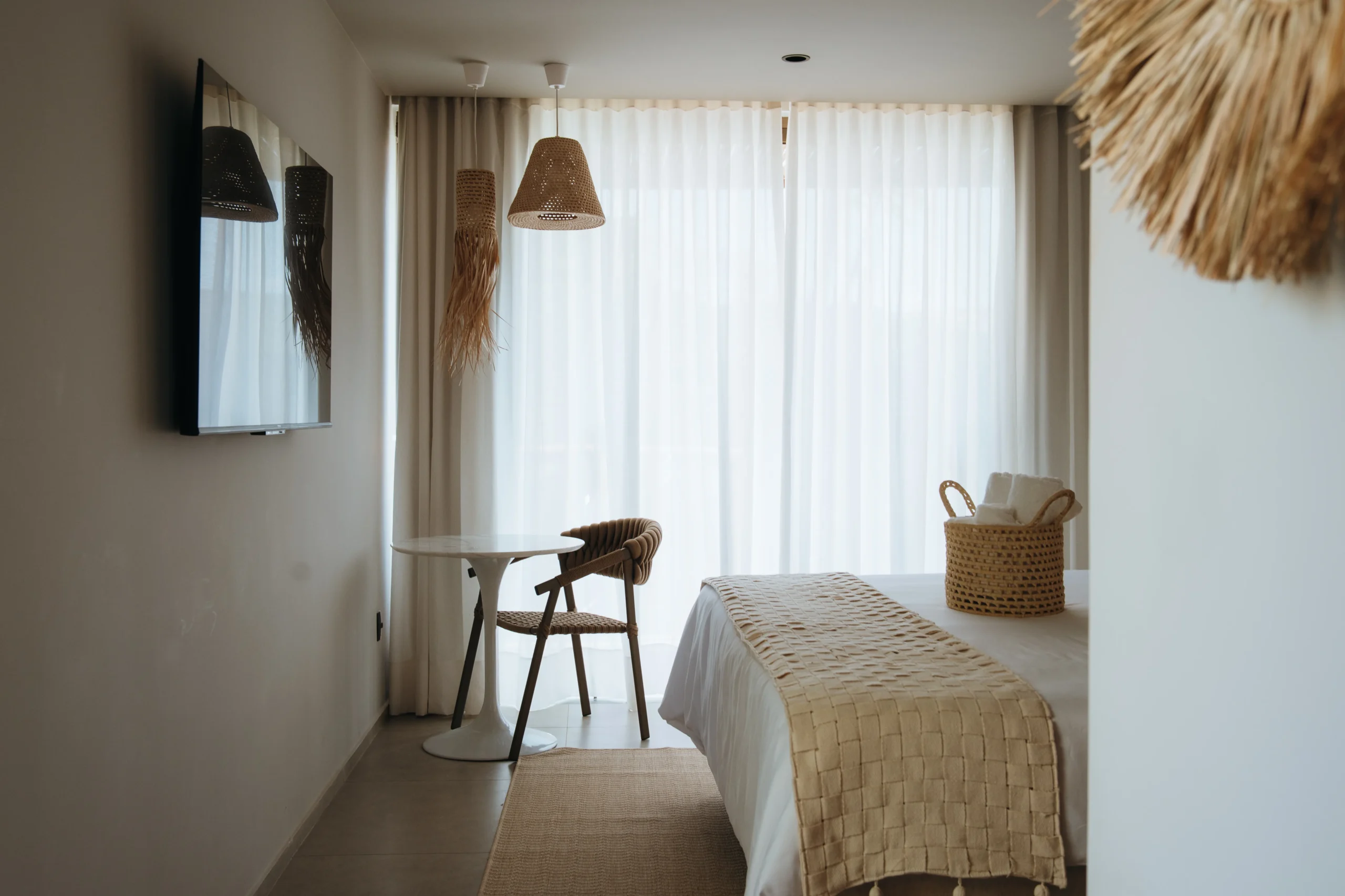 Suíte com design acolhedor, conforto premium e conexão com o ambiente natural