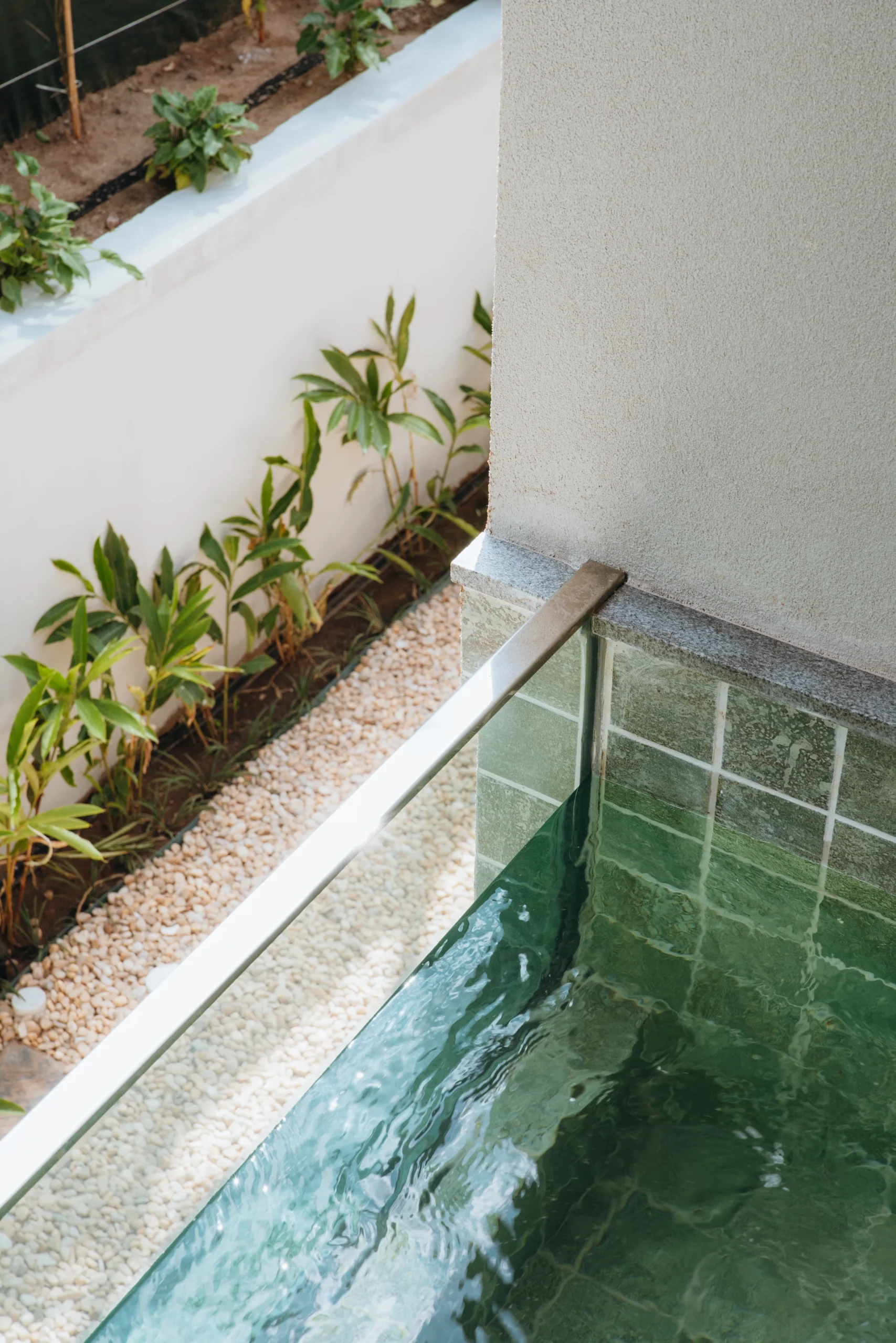 Piscina aquecida privativa da suíte superior na Sabai Pousada Boutique com vista para a natureza