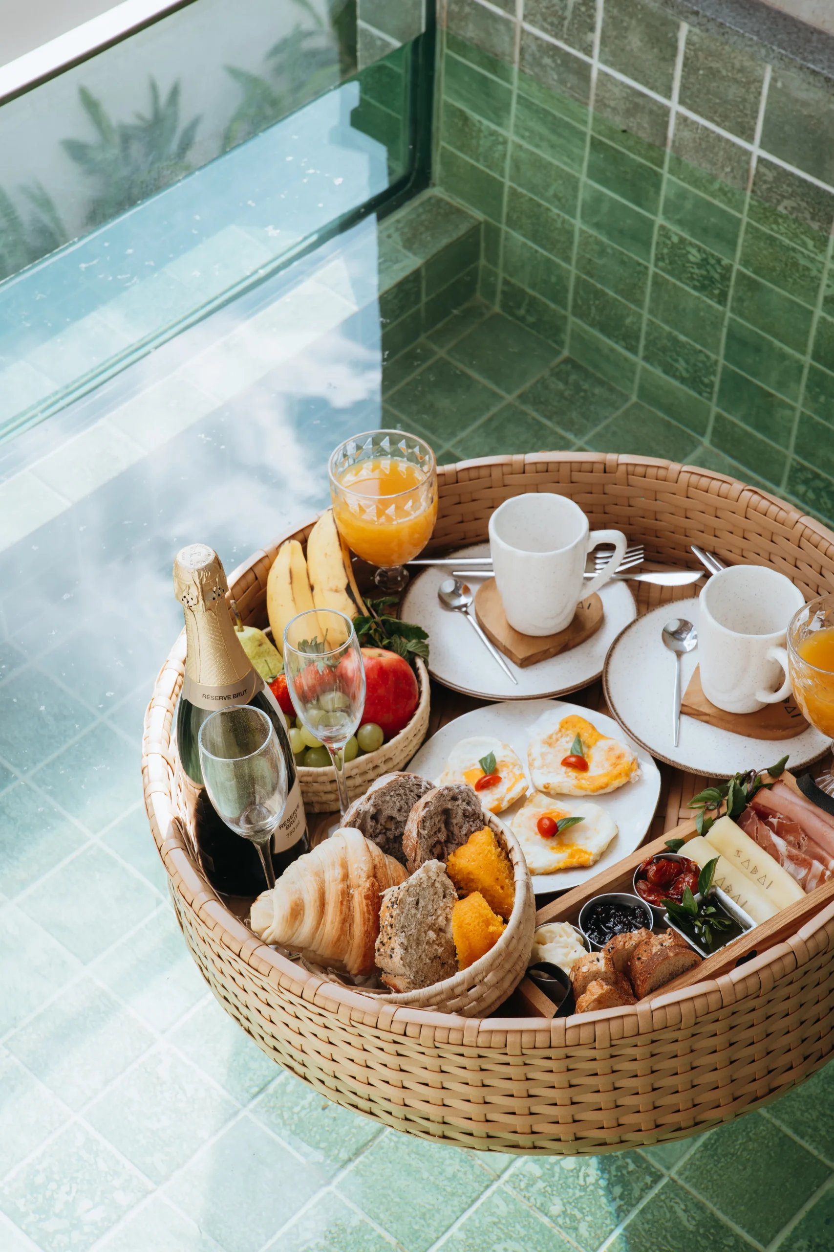 Um café da manhã inesquecível servido na piscina privativa