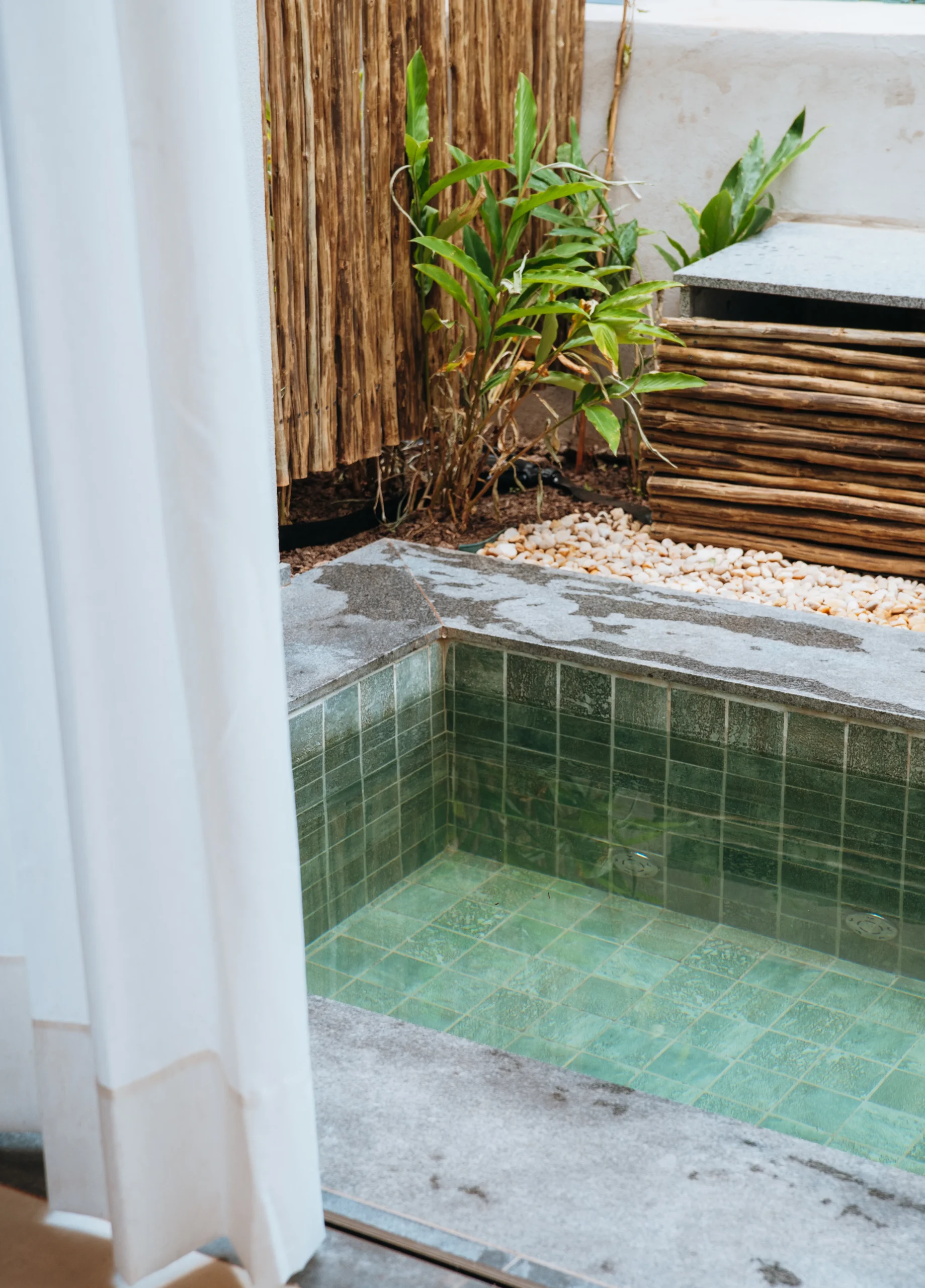 Piscina aquecida privativa da suíte térrea da Sabai Pousada Boutique com área de descanso