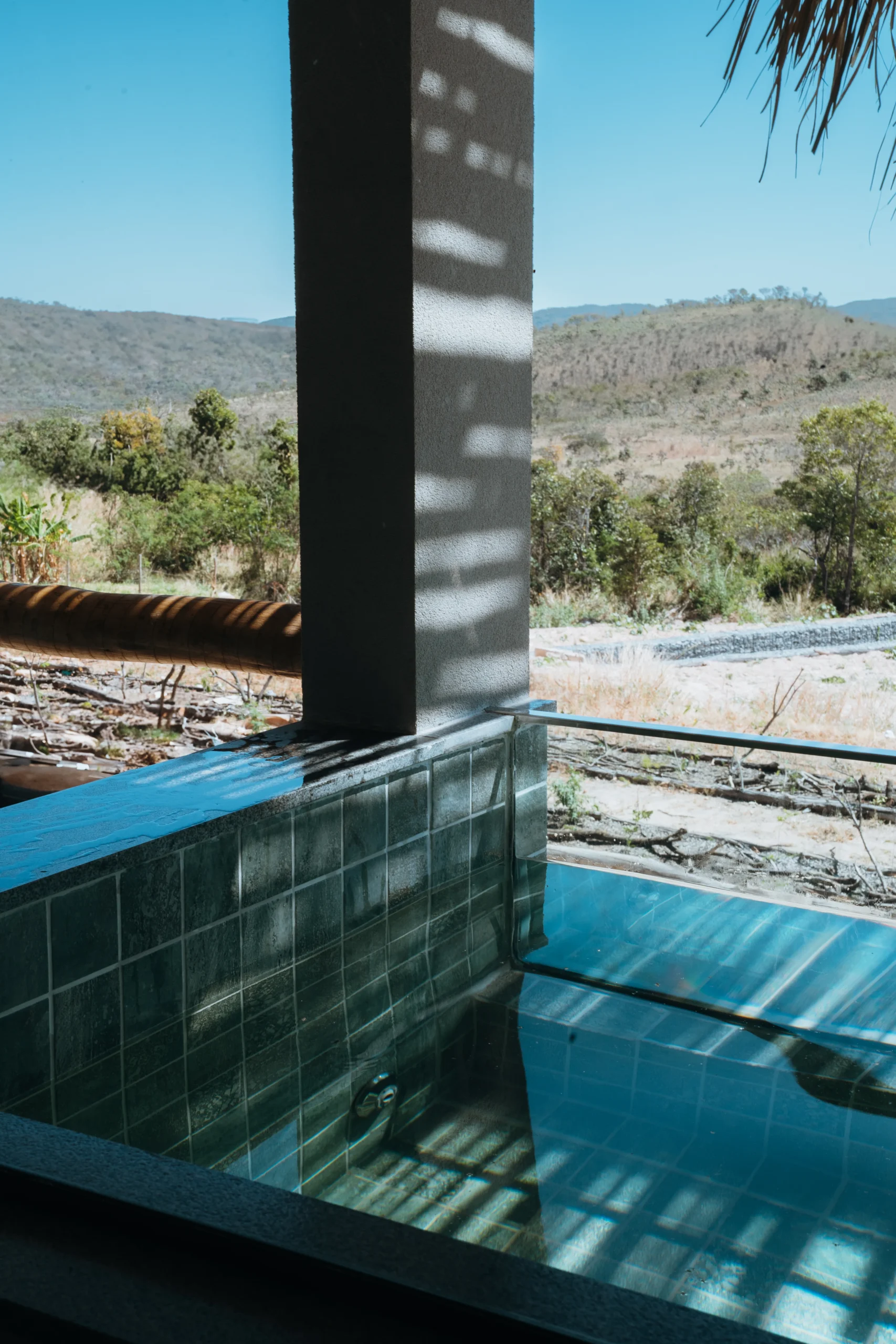 Relaxe em uma piscina aquecida com vista exclusiva para o cerrado da Chapada