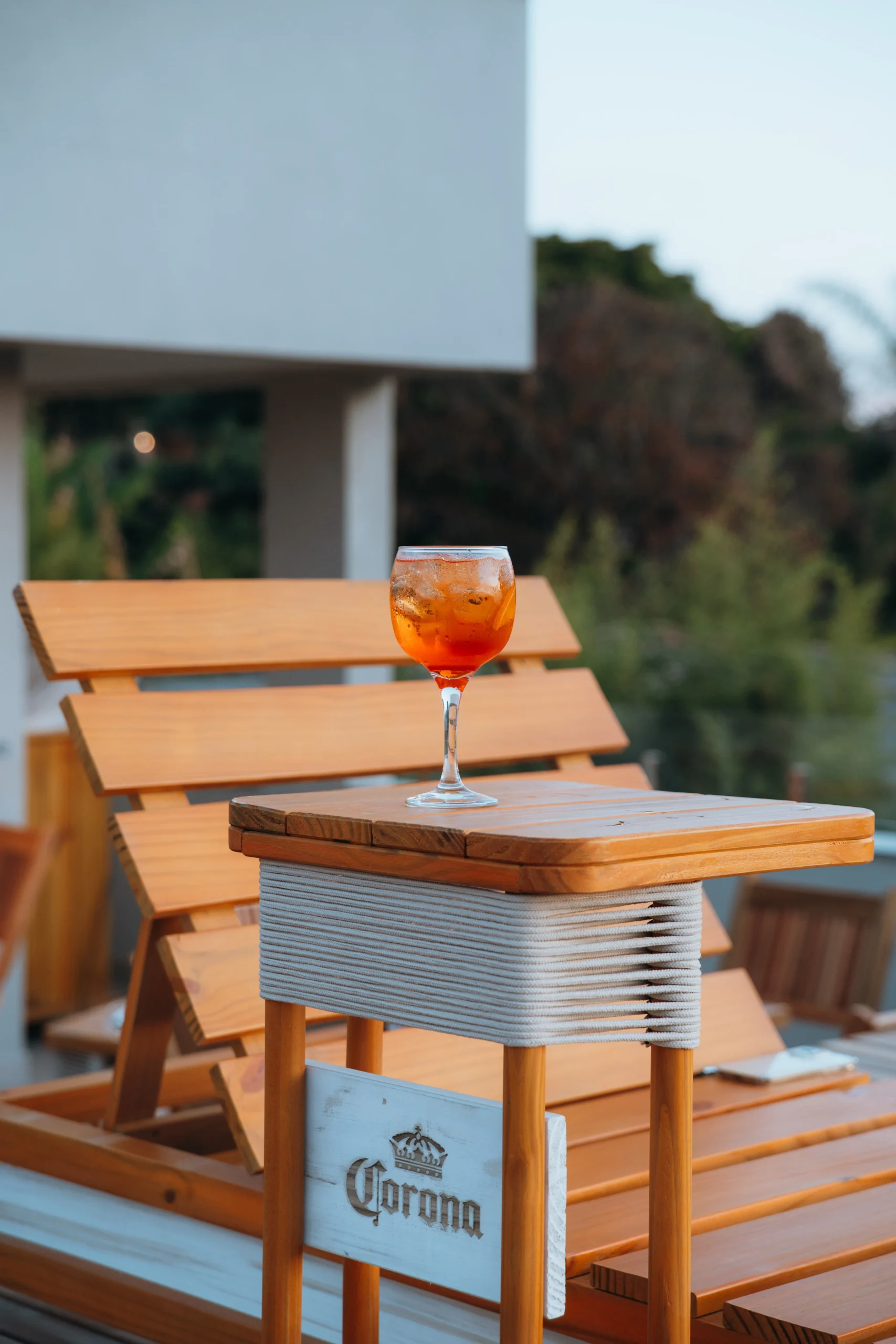 Drinks elaborados com vista para a área comum da pousada